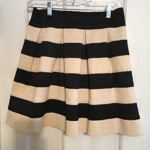 Black and cream skirt,  large, Length 18 inches